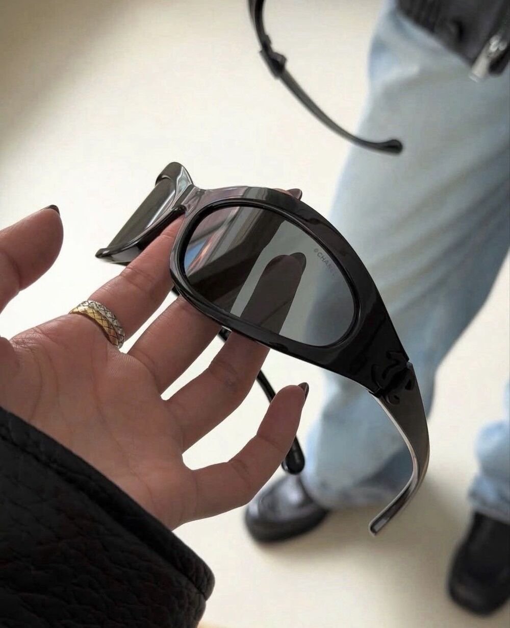 Chanel Shield Sunglasses 2025/2026 - Picture 4 of 10